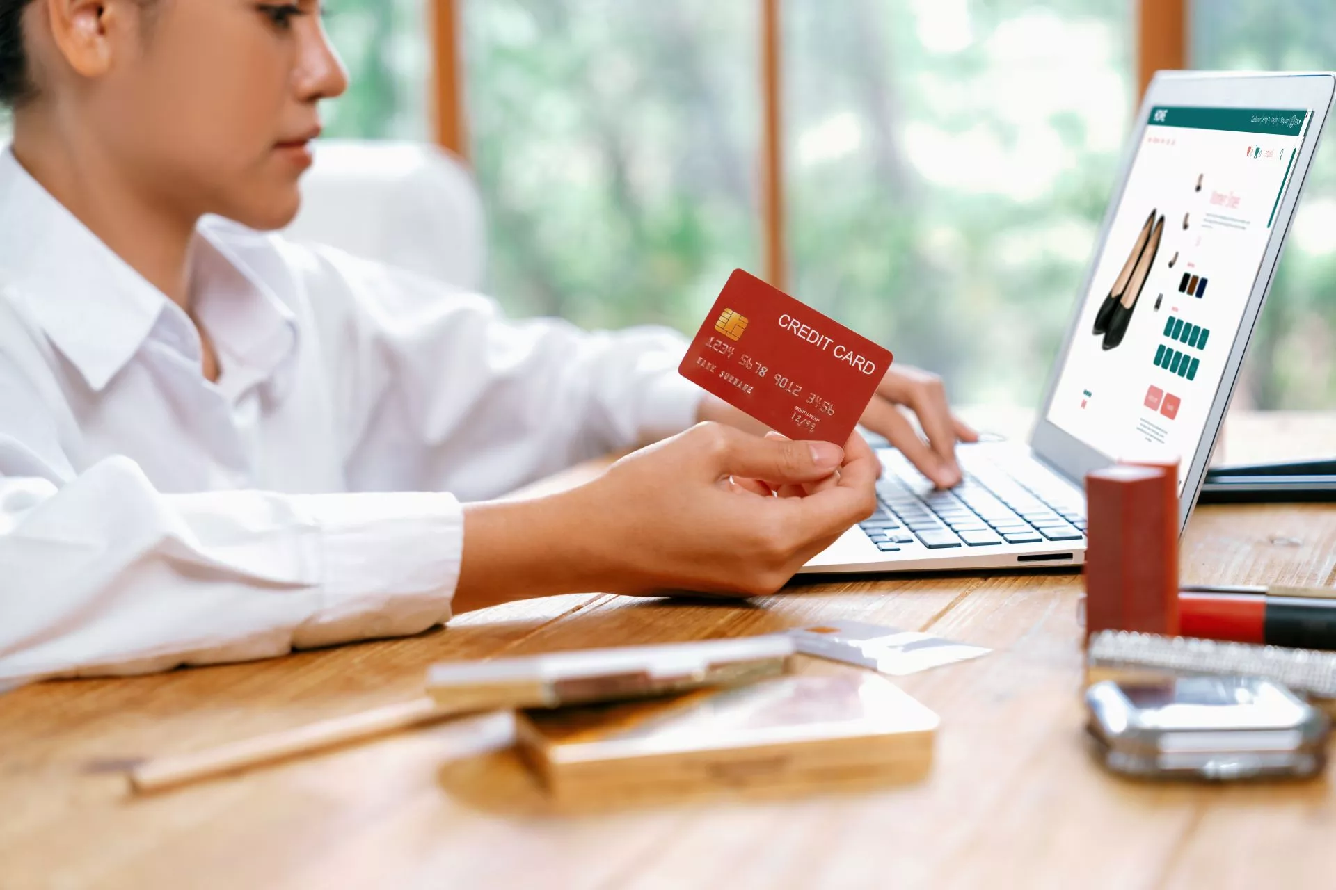 女性在筆電前手持信用卡進行線上交易」的情境，非常適合佈局你網站的核心關鍵字「線上刷卡換現金